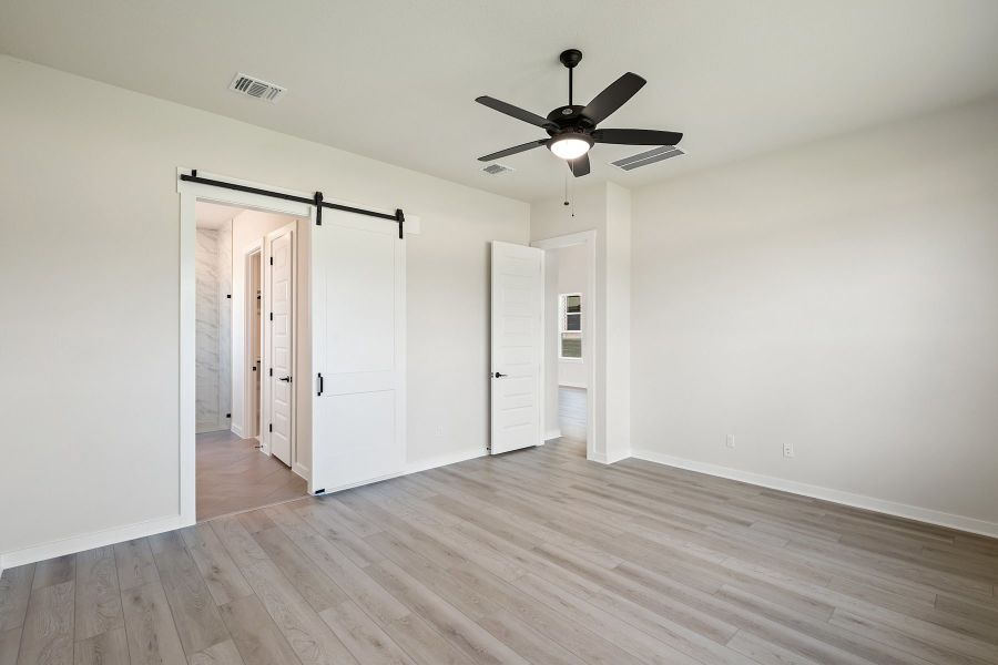 Spacious, unfurnished interior of a new home in Wolf Ranch, Georgetown (Image 35).