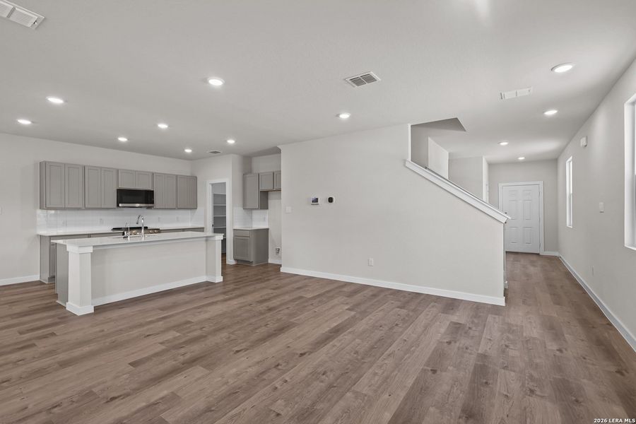 Spacious, unfurnished interior of a new home in Spring Creek, San Antonio (Image 19).