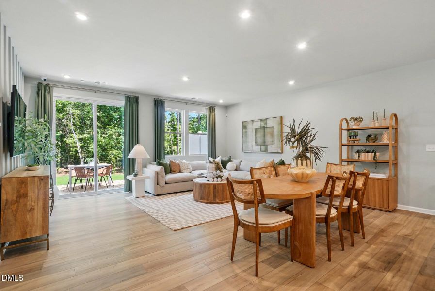 CLT_STS_AuroraModelWOW_dining