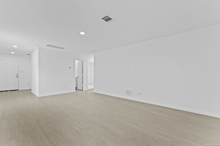 Spacious, unfurnished interior of a new home in Spring Grove, San Antonio (Image 13).