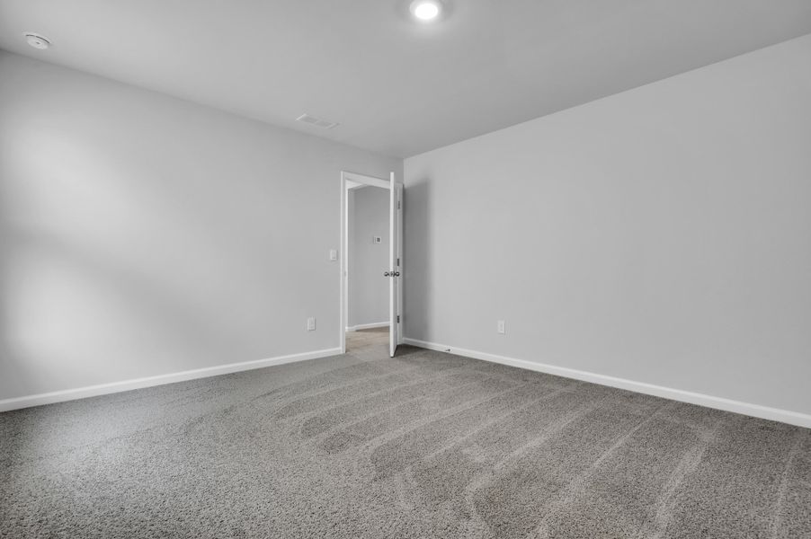 Spacious, unfurnished interior of a new home in Carolina Groves, Moncks Corner (Image 27).