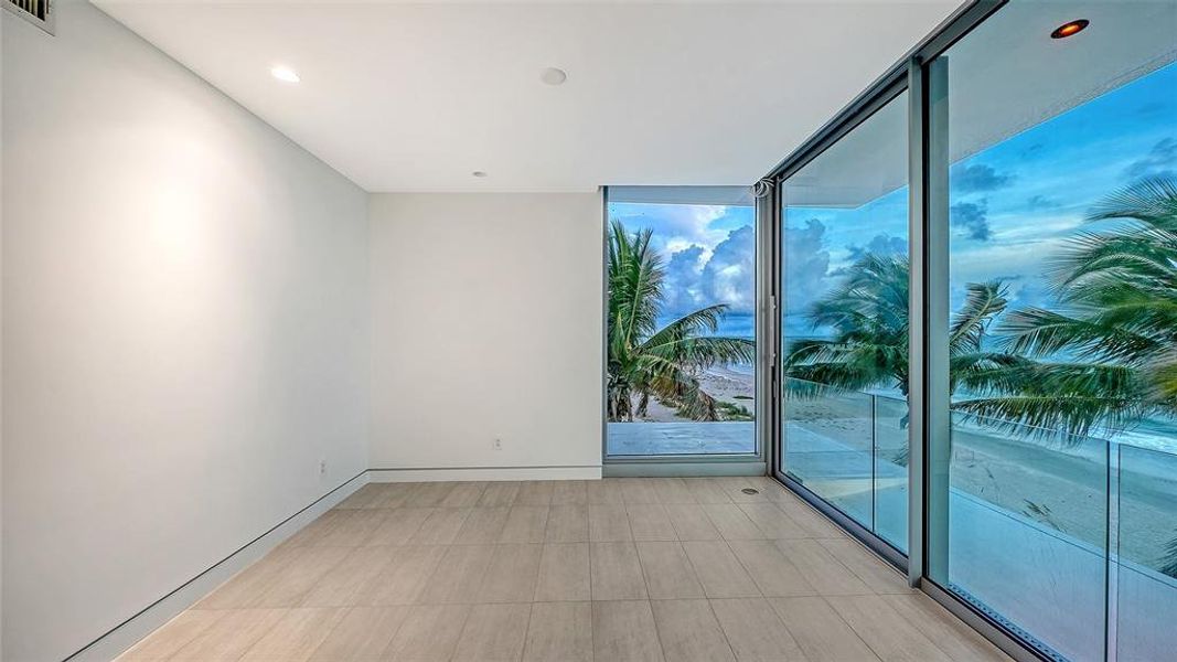 Spacious, unfurnished interior of a new home in , Longboat Key (Image 40).