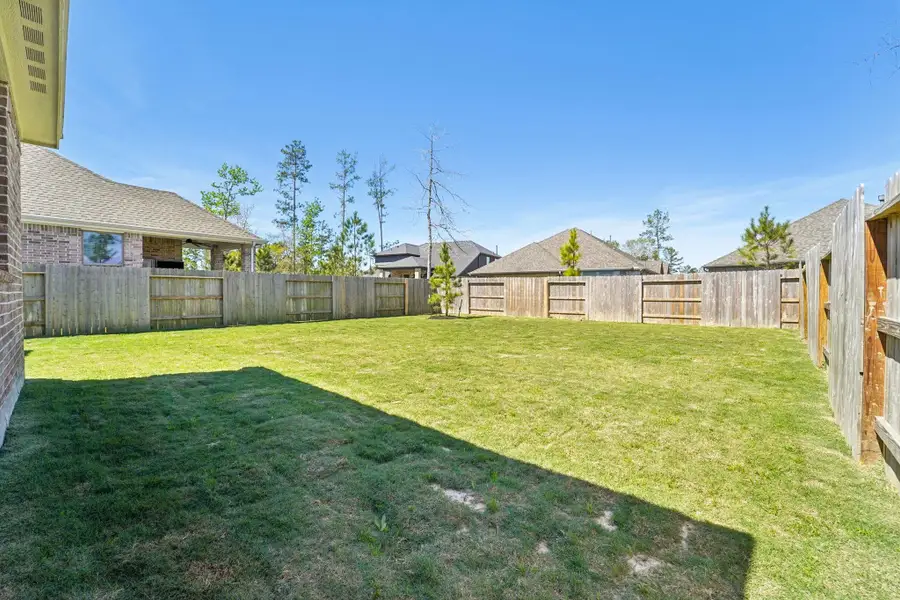 Exterior details and patio area of a home in Evergreen 40', Conroe (Image 23).