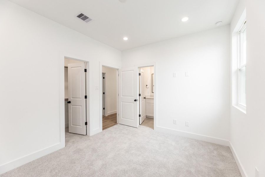Spacious, unfurnished interior of a new home in , Houston (Image 33).