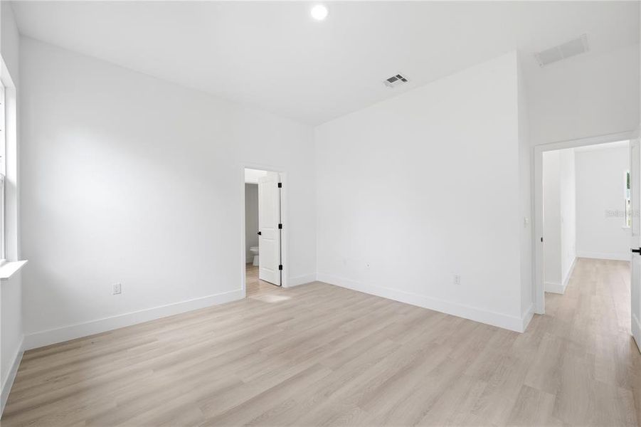 Spacious, unfurnished interior of a new home in , Ocala (Image 20).