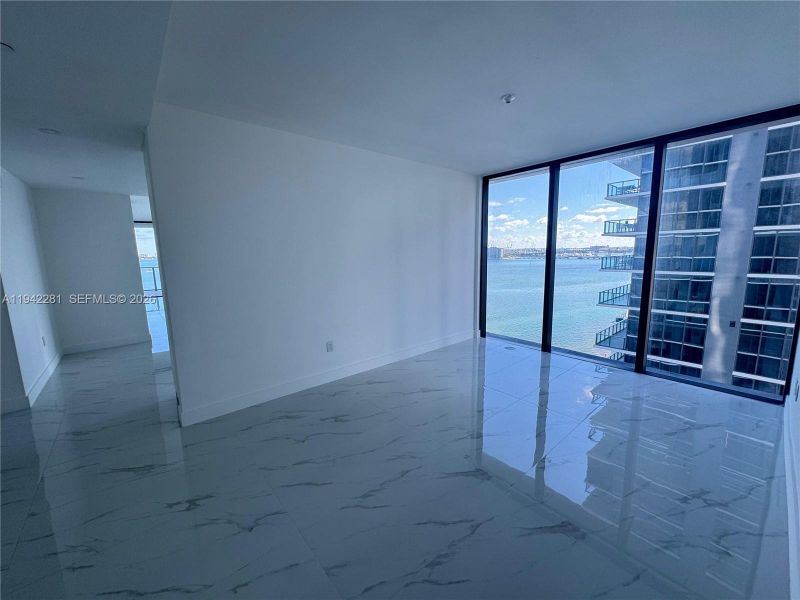 Spacious, unfurnished interior of a new home in Aria Reserve, Miami (Image 17).