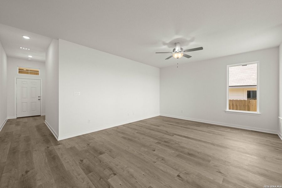 Spacious, unfurnished interior of a new home in Arroyo Ranch, Seguin (Image 15).