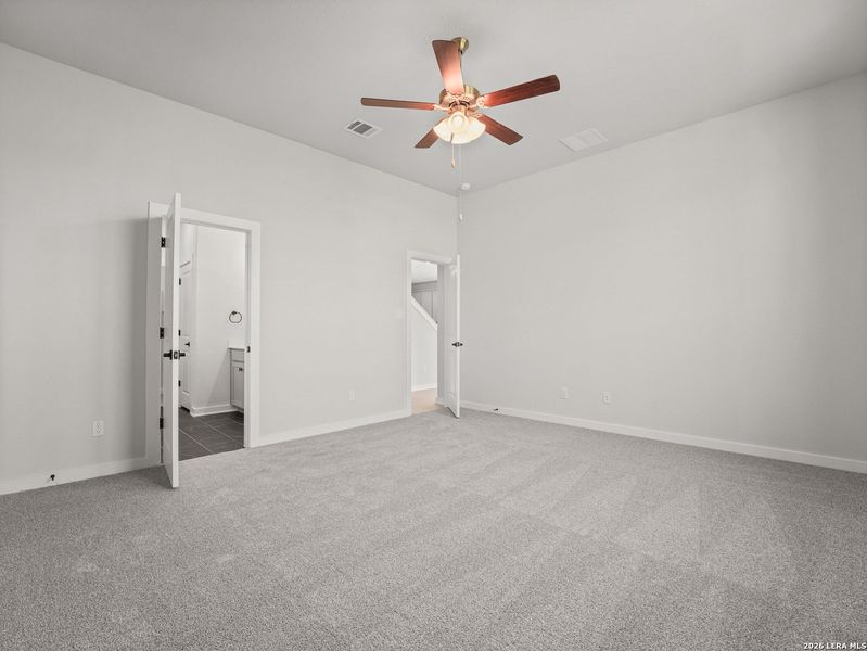 Spacious, unfurnished interior of a new home in Hunter's Ranch, San Antonio (Image 19).