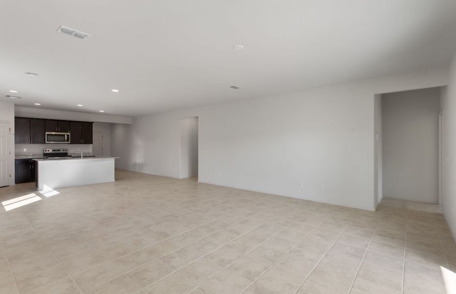 Spacious, unfurnished interior of a new home in Copper Falls, Buckeye (Image 13).