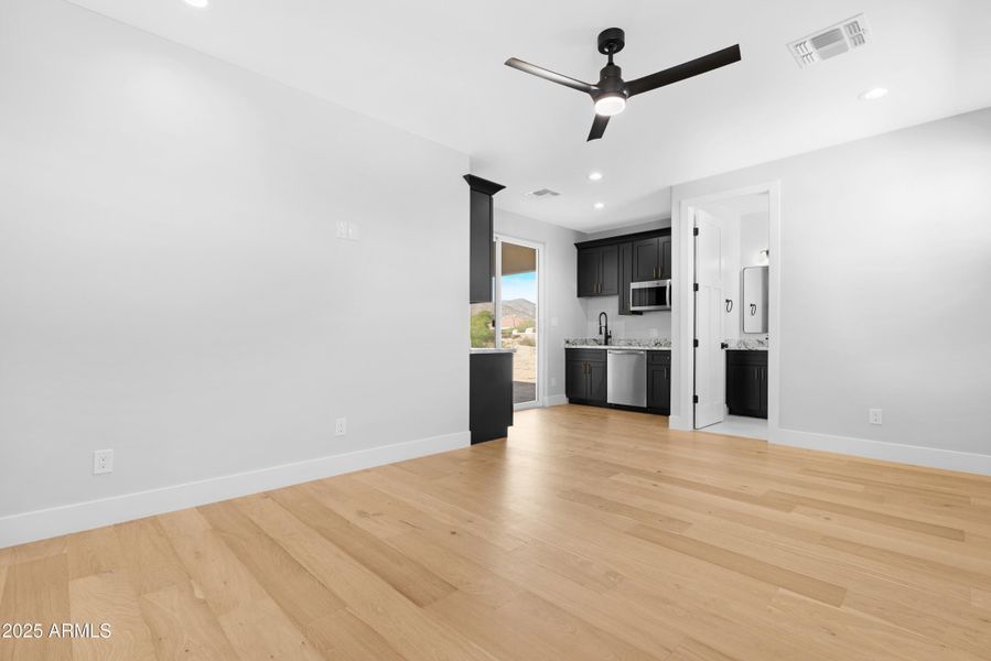 Live in suite 2 Live in suite 2