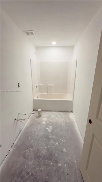 Spacious, unfurnished interior of a new home in , Fort Myers (Image 14).