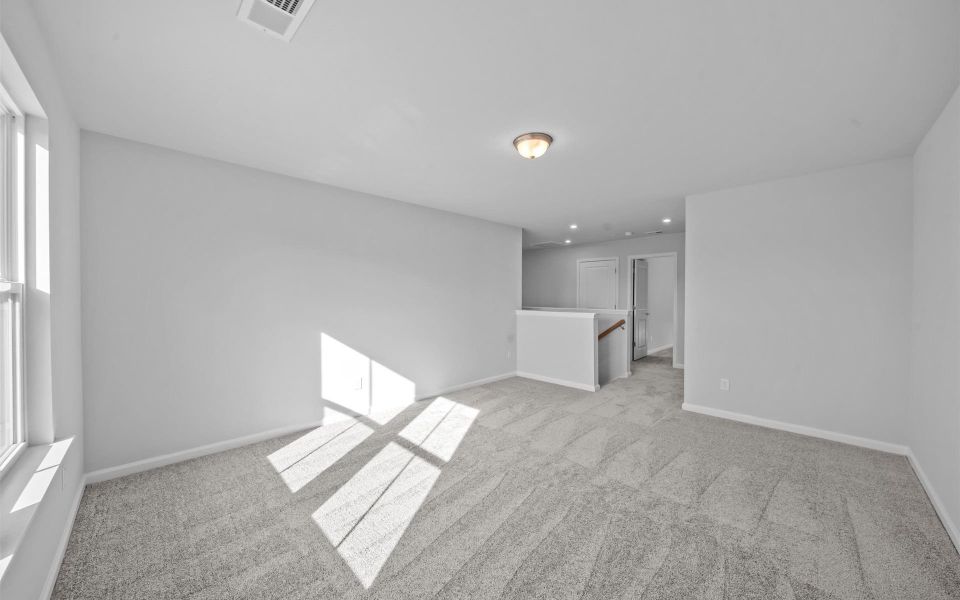 Spacious, unfurnished interior of a new home in Fox Hollow, Spartanburg (Image 25).