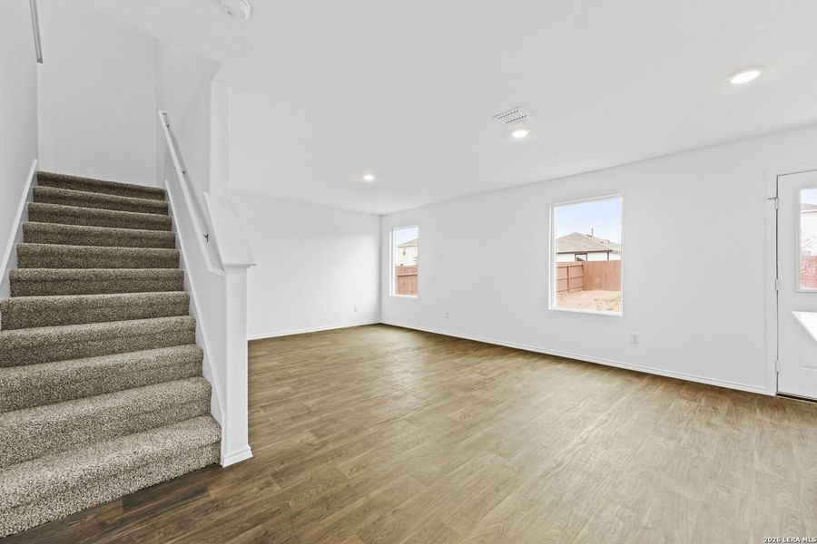 Spacious, unfurnished interior of a new home in Avenida, Converse (Image 11).