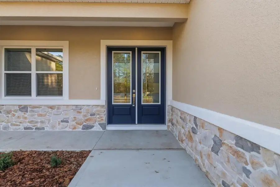 Exterior details and patio area of a home in , Beverly Hills (Image 4).