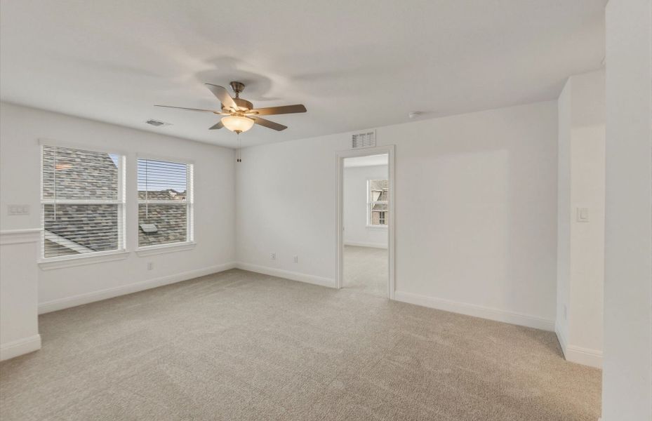 Spacious, unfurnished interior of a new home in Saddleback at Santa Rita Ranch, Liberty Hill (Image 19).