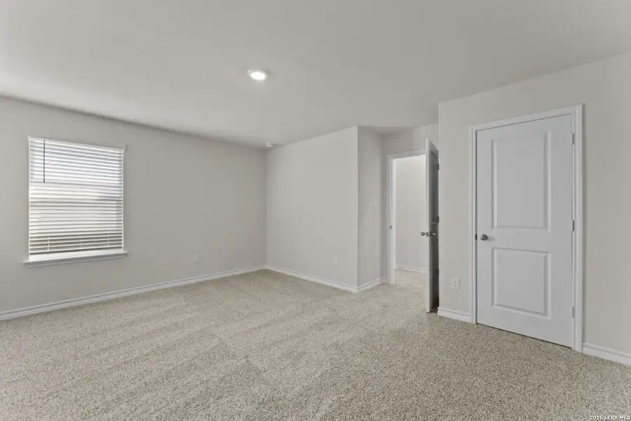 Spacious, unfurnished interior of a new home in Laurel Vistas, San Antonio (Image 24).