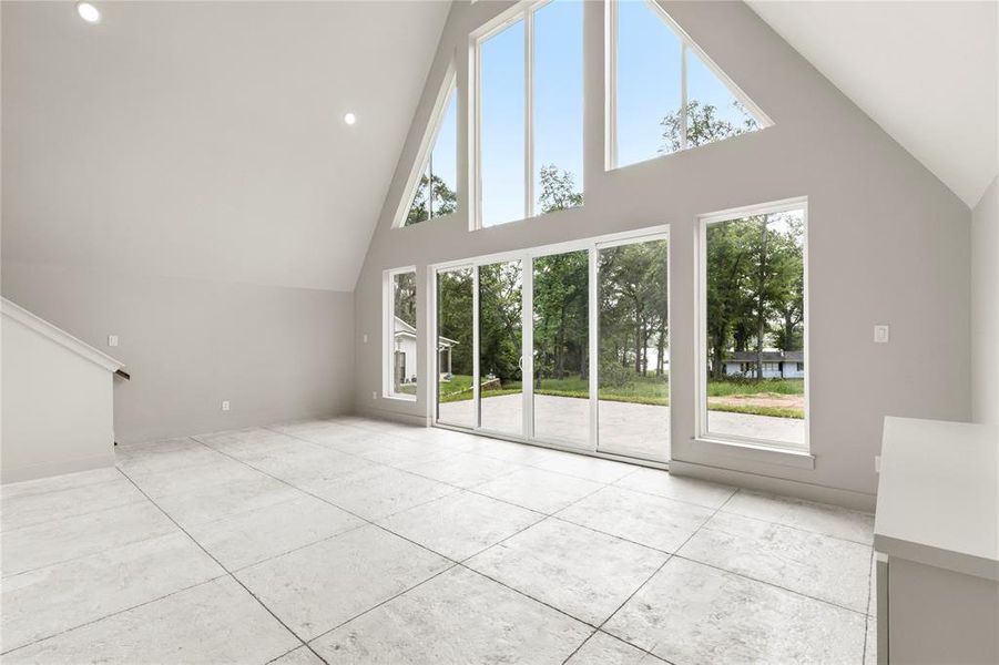 Spacious, unfurnished interior of a new home in , Mineola (Image 18).