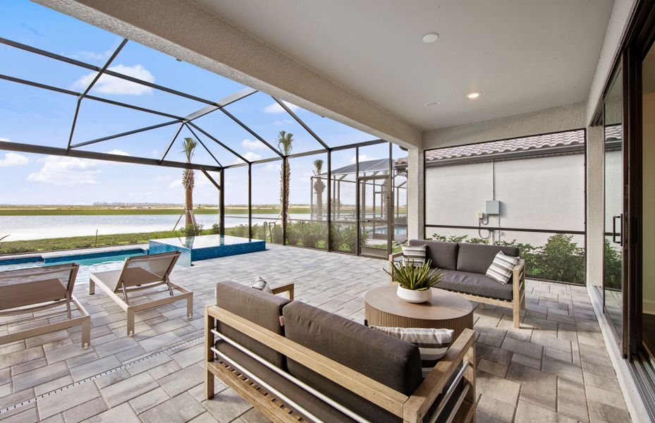 Covered & screened-in lanai