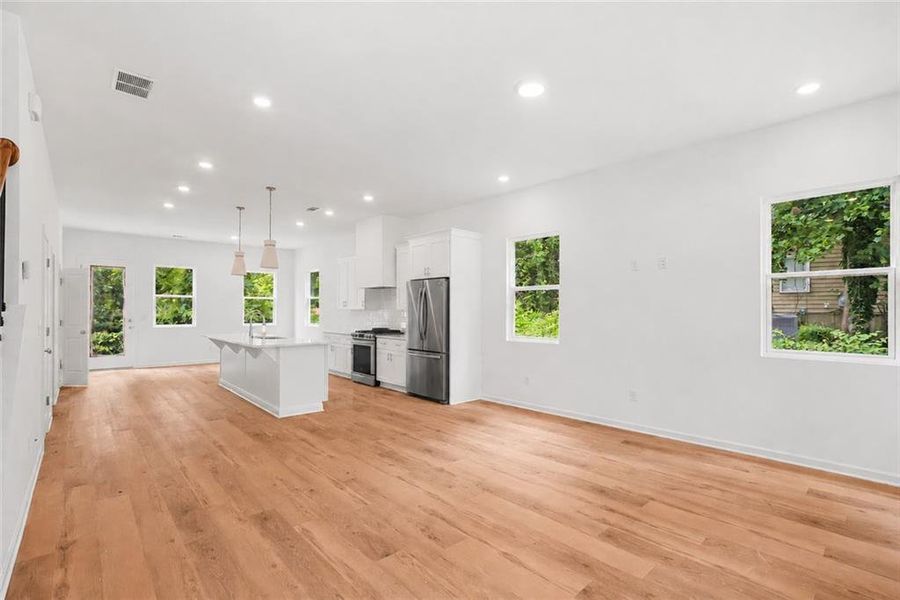 Spacious, unfurnished interior of a new home in , Atlanta (Image 9).