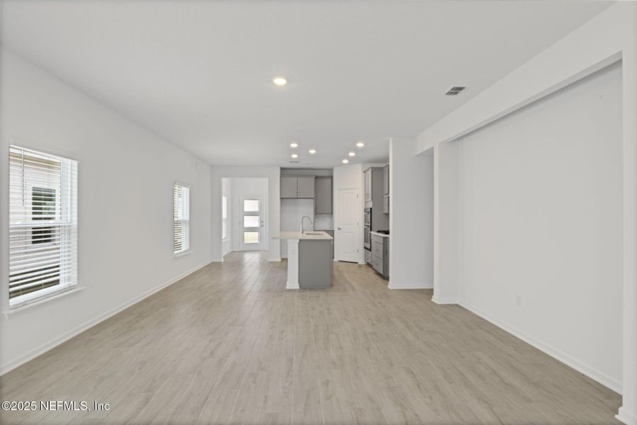Spacious, unfurnished interior of a new home in Beacon Lake, St. Augustine (Image 17).