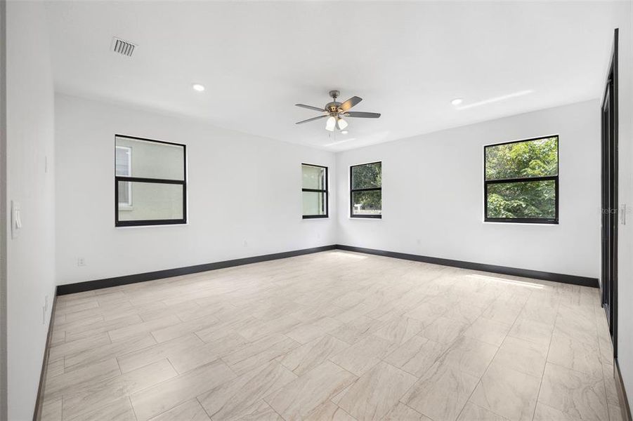 Spacious, unfurnished interior of a new home in , Tampa (Image 29).