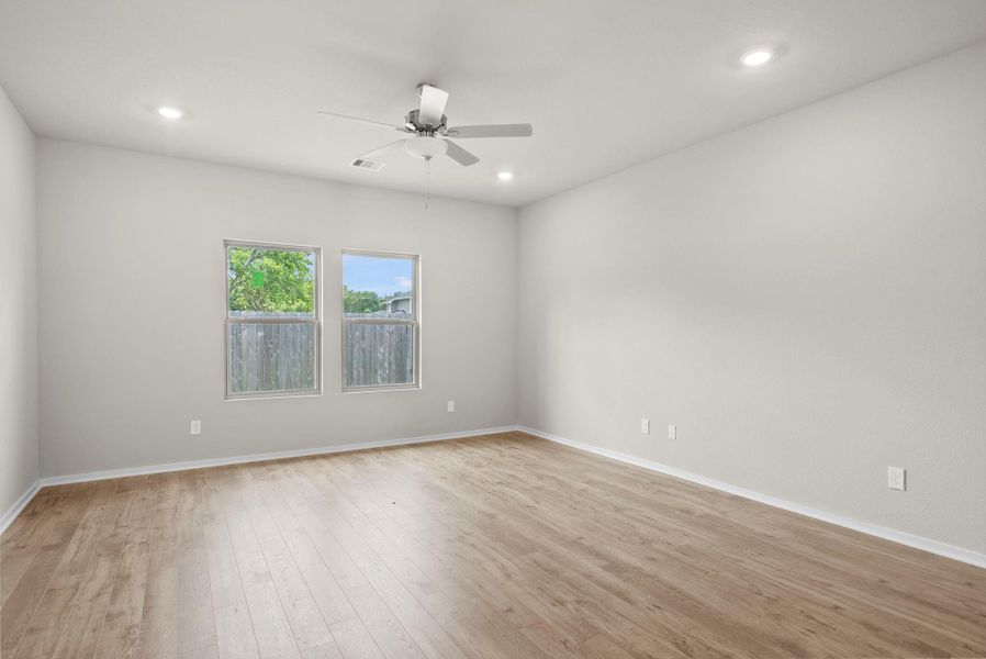 Spacious, unfurnished interior of a new home in Laurel Landing, Alvin (Image 22).