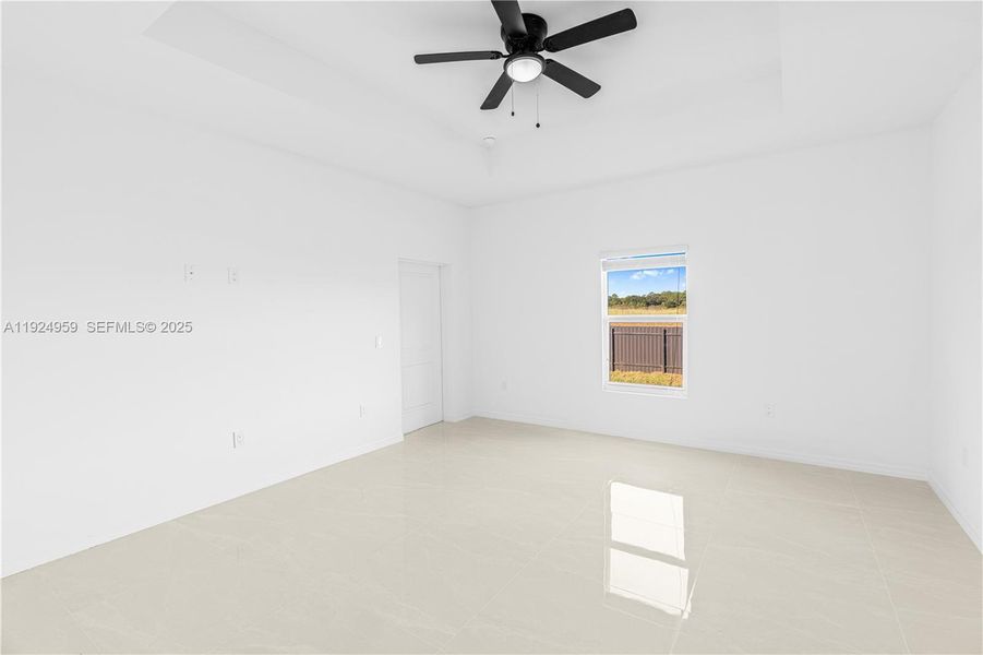 Spacious, unfurnished interior of a new home in , Lehigh Acres (Image 15).