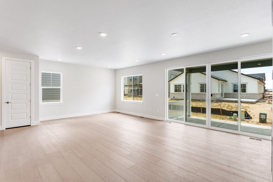 Spacious, unfurnished interior of a new home in The Aurora Highlands, Aurora (Image 11).
