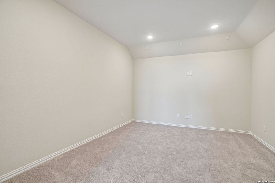 Spacious, unfurnished interior of a new home in Meyer Ranch - Enclave, New Braunfels (Image 40).