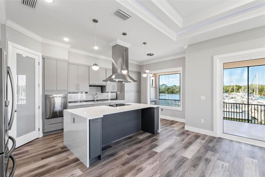 Modern efficient Kitchen with spacious Island