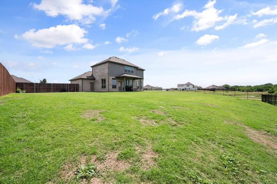 Exterior details and patio area of a home in Dove Creek, Midlothian (Image 3).