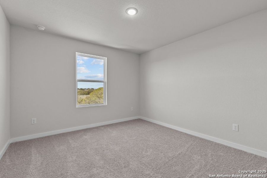 Spacious, unfurnished interior of a new home in Spring Creek, San Antonio (Image 14).