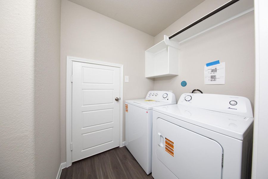 Furnished interior view inside a new home in Mackenzie Creek, Conroe (Image 8).