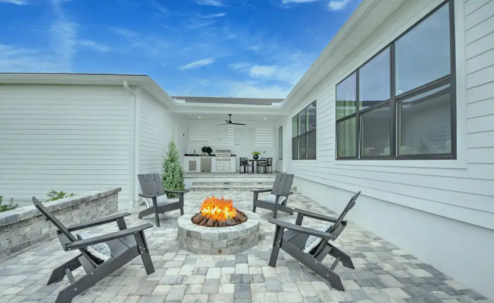 Exterior details and patio area of a home in Oakmont, Gainesville (Image 3).