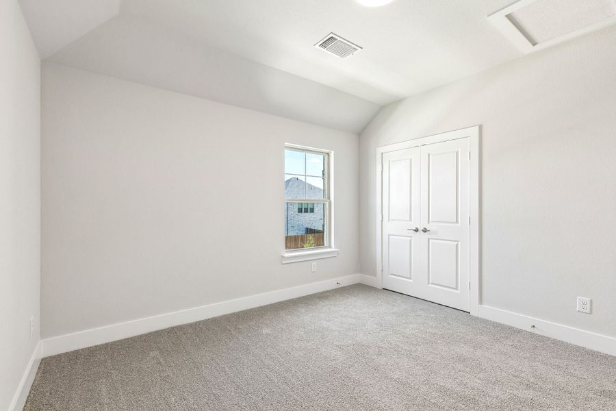 Spacious, unfurnished interior of a new home in Dove Hollow, Waxahachie (Image 30).