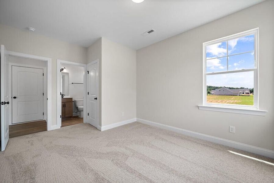 Spacious, unfurnished interior of a new home in Parker's Preserve, Ridgeville (Image 6).