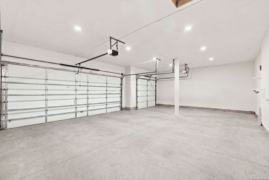 Spacious, unfurnished interior of a new home in , Bandera (Image 39).