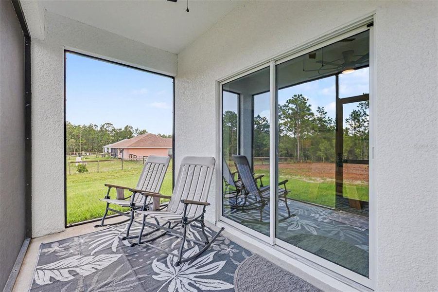 Exterior details and patio area of a home in , Dunnellon (Image 3).