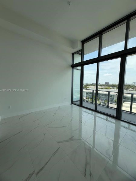 Spacious, unfurnished interior of a new home in , Hallandale Beach (Image 13).