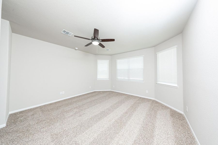 Spacious, unfurnished interior of a new home in Mackenzie Creek, Conroe (Image 14).