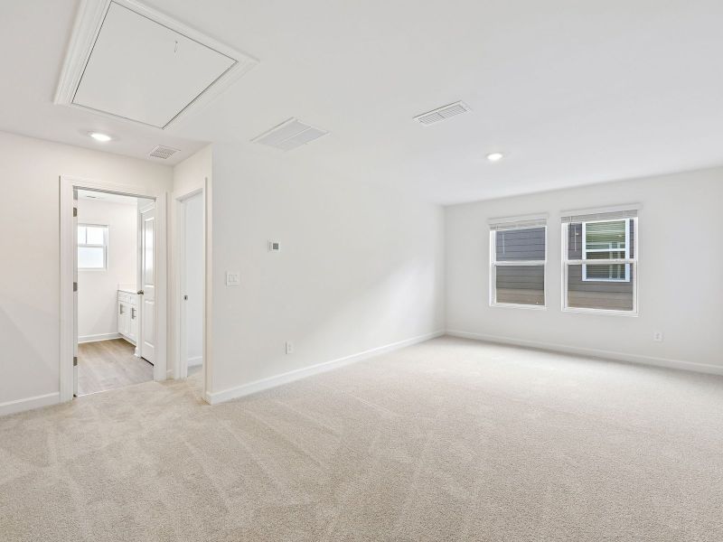Spacious, unfurnished interior of a new home in Buffalo Ridge, Newton (Image 16).
