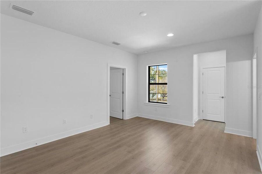 Spacious, unfurnished interior of a new home in , Tampa (Image 33).