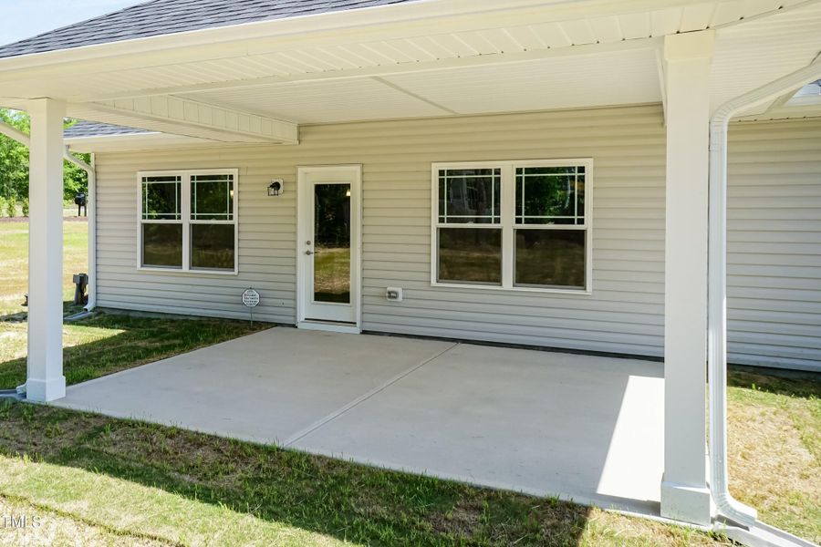 Exterior details and patio area of a home in Hadley Acres, La Grange (Image 4).