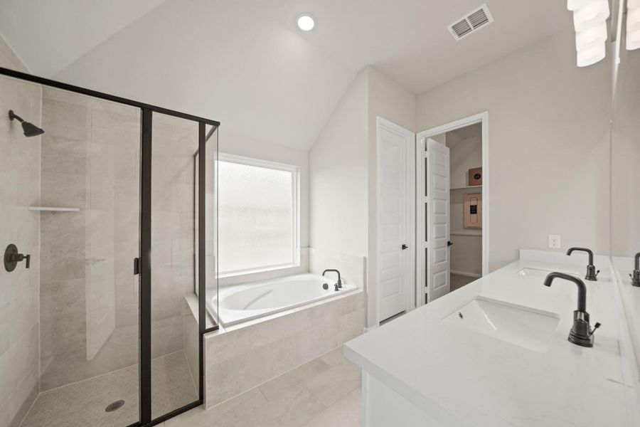 Relaxing owner's bath (*Photo not of actual home and used for illustration purposes only.) Relaxing owner's bath (*Photo not of actual home and used for illustration purposes only.)