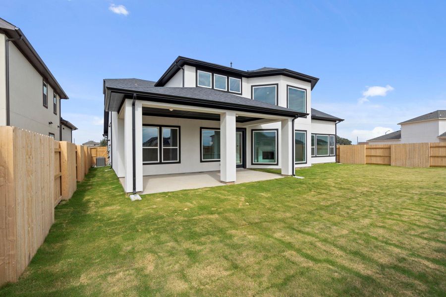 Large covered back patio to enjoy your spacious back yard