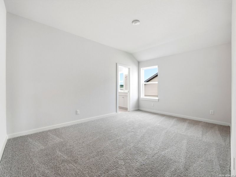 Spacious, unfurnished interior of a new home in Saddle Creek Ranch, Cibolo (Image 14).