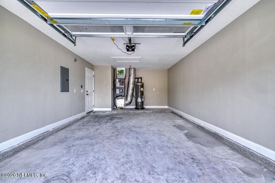 Spacious, unfurnished interior of a new home in , Jacksonville (Image 17).