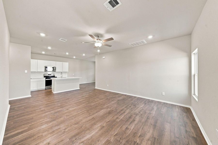 Spacious, unfurnished interior of a new home in Laurel Landing, Alvin (Image 21).