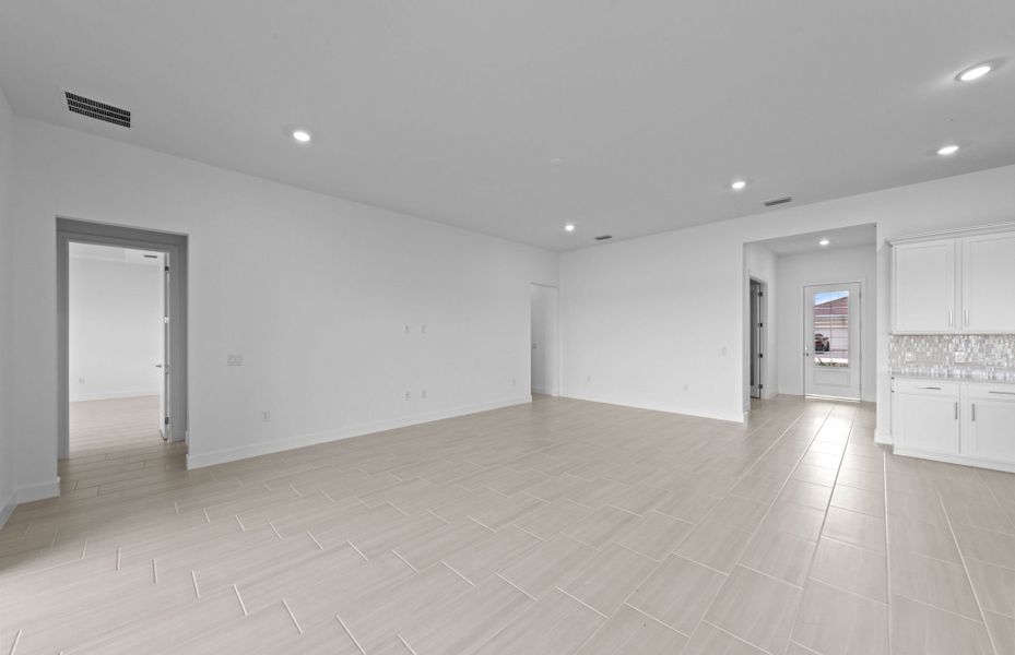 Spacious, unfurnished interior of a new home in TerraWalk at Babcock Ranch, Alva (Image 18).