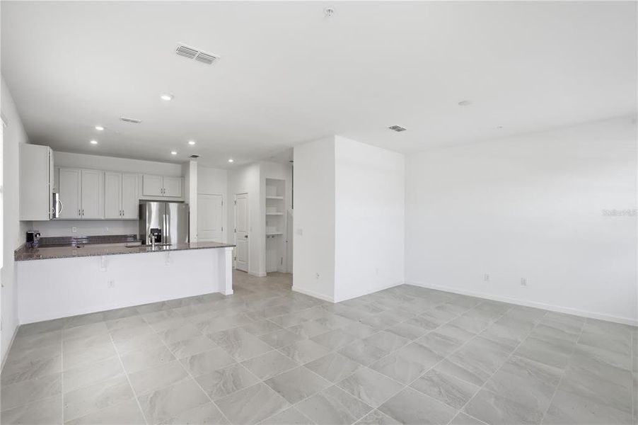 Spacious, unfurnished interior of a new home in , Orlando (Image 17).